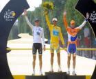Η εξέδρα του 97ου Tour de France: Alberto Contador, ο Andy Schleck και Denis Menchov, στην Αψίδα του Θριάμβου και τα Ηλύσια Πεδία φόντο